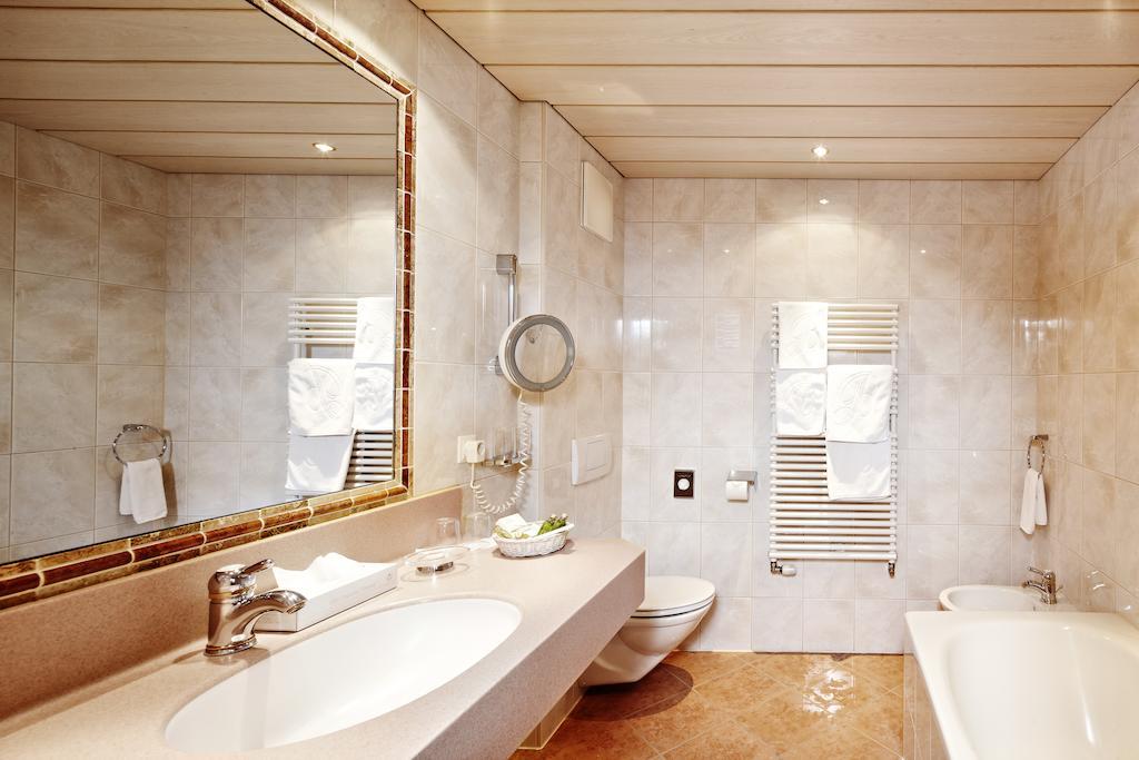 Hotel Berghof Crystal Spa & Sports Tux Exterior photo